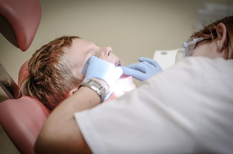 Czym różnią się tradycyjne aparaty ortodontyczne od nakładek Invisalign?